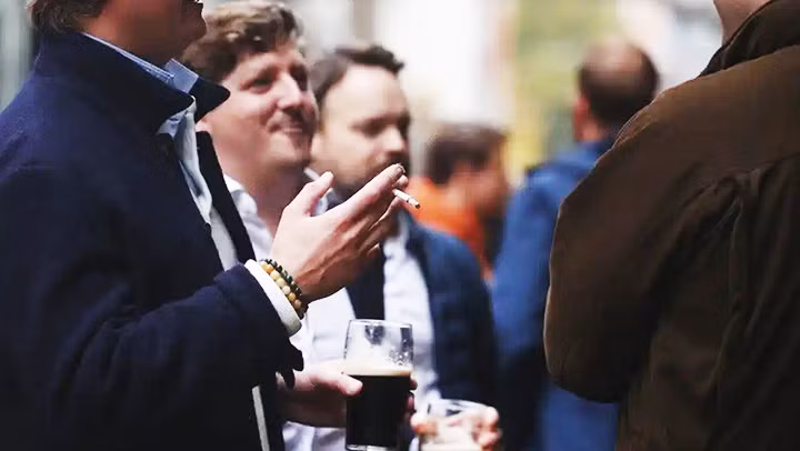 Hút thuốc lá bên ngoài các trường học và bệnh viện sẽ bị cấm ở Anh. Ảnh: THE GUARDIAN