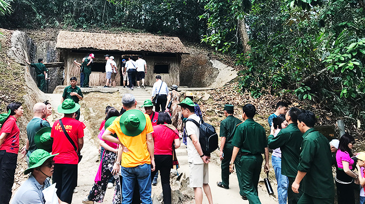 Du khách thăm lán làm việc của Đại tướng Võ Nguyên Giáp.