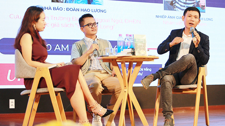 Anh Long (bên phải) kể lại hành trình ở Tây Bắc và đưa ra lời khuyên cho các bạn trẻ.