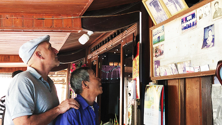 Picard Jason (đứng sau) thăm một người lính Cụ Hồ tại Hà Tĩnh.