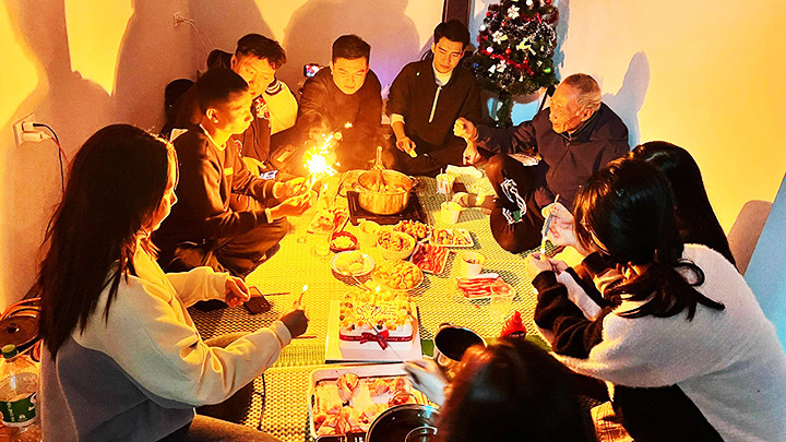 Nhóm tổ chức sinh nhật cho ông Quý.