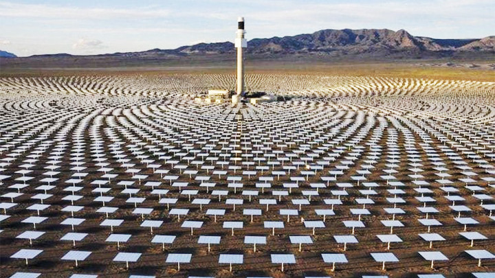 Nhà máy điện mặt trời khổng lồ trên sa mạc