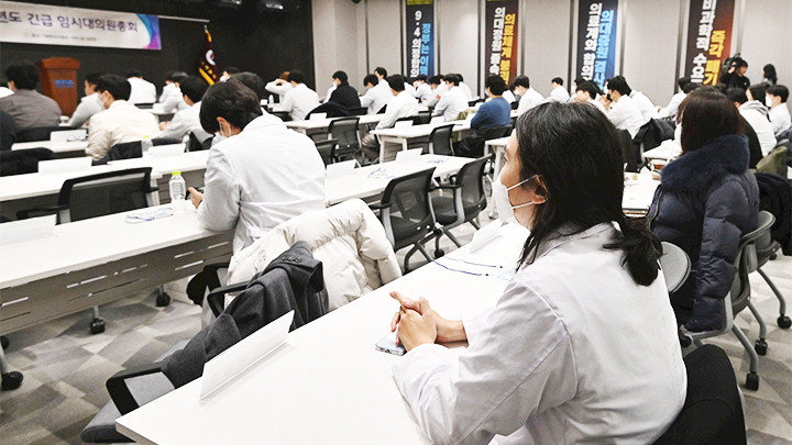 Một nhóm các bác sĩ thực tập tham gia buổi đối thoại với đại diện chính phủ tại cuộc đình công hồi tháng 2. Ảnh: YONHAP