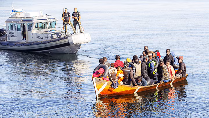 Một thuyền chở người di cư Tunisia bị cảnh sát Pháp phát hiện. Ảnh: AFP