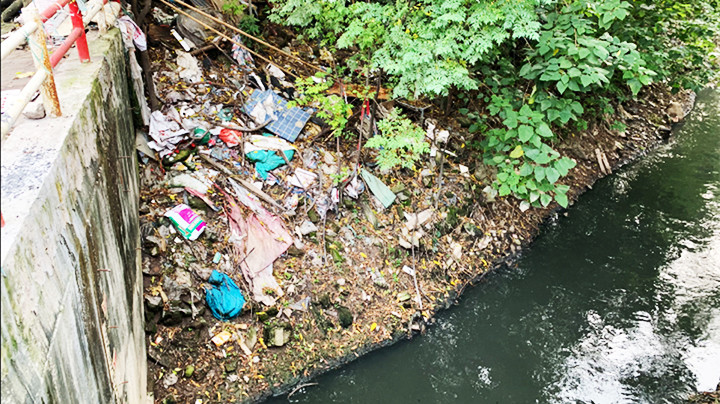 Tình trạng ô nhiễm con kênh nhỏ khu vực xã Thanh Liệt, huyện Thanh Trì ảnh hưởng dến đời sống, sinh hoạt của người dân chung quanh.