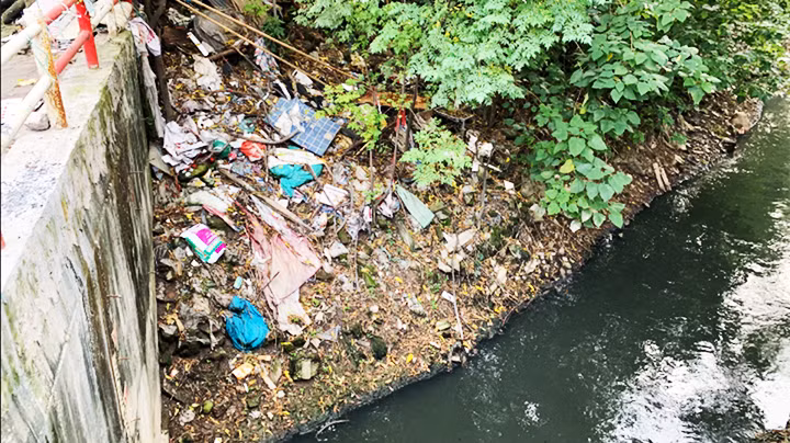 Tình trạng ô nhiễm con kênh nhỏ khu vực xã Thanh Liệt, huyện Thanh Trì ảnh hưởng dến đời sống, sinh hoạt của người dân chung quanh.