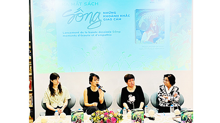 Tác giả Hải Anh cùng mẹ là đạo diễn Việt Linh trong một chương trình giao lưu mới đây tại Thành phố Hồ Chí Minh.