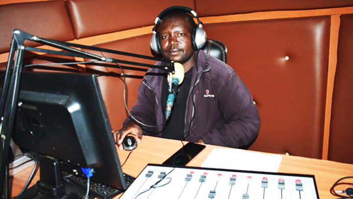 Stephen Lele tại trạm phát sóng Sogoot. Ảnh: MINORITY AFRICA