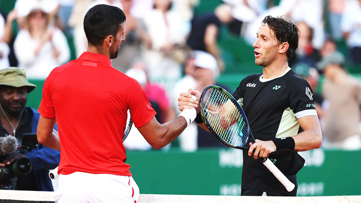 Casper Ruud lần đầu vượt qua Djokovic