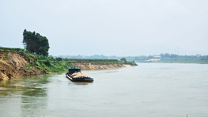 Tàu bè phải đi sát bờ, tránh một ghềnh đá ngầm trên sông Lô.