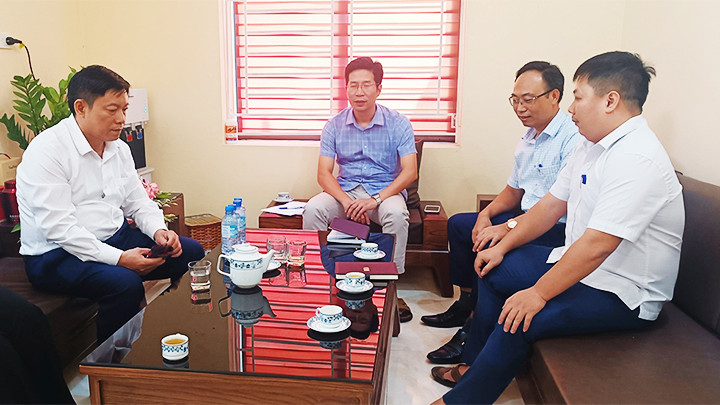 Đoàn công tác làm việc tại xã Đông Nam.