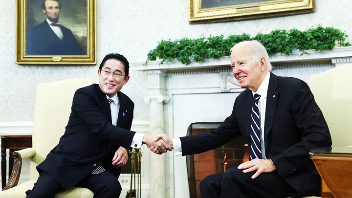 Thủ tướng Kishida Fumio (trái) gặp Tổng thống Mỹ Joe Biden tại Washington D.C. Ảnh: CNN