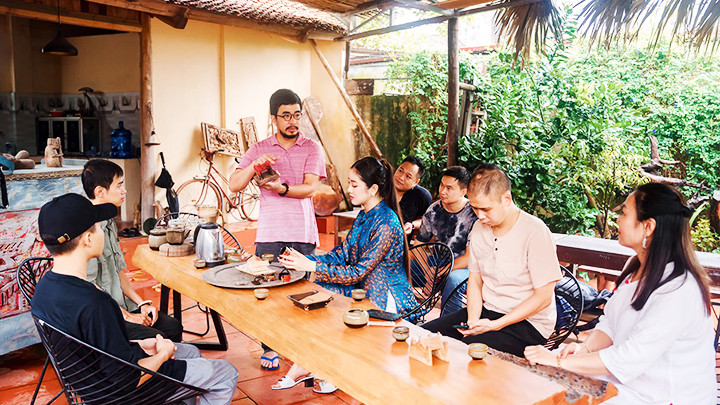 Nghệ nhân Nguyễn Tấn Phát giới thiệu tác phẩm.