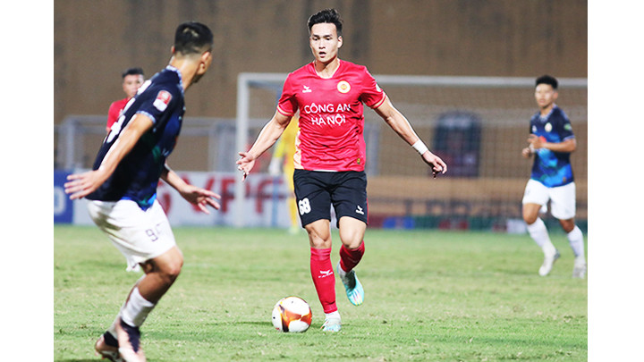 Trung vệ Bùi Hoàng Việt Anh đang có phong độ tốt tại V.League. Ảnh: LÊ MINH