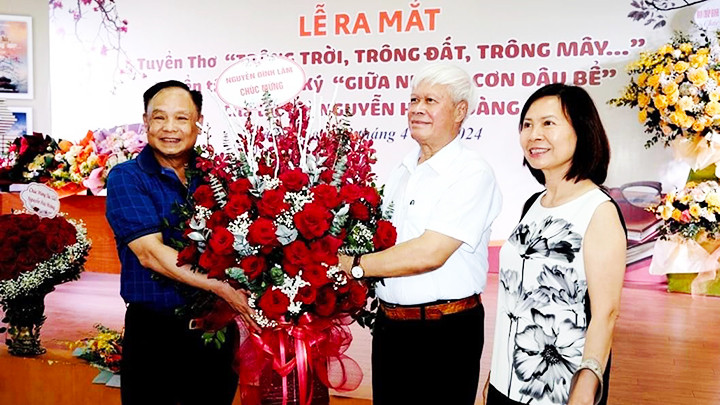 Nhà văn Nguyễn Huy Hoàng (giữa) tại lễ ra mắt sách.