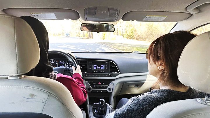 Gobran và học sinh trong một buổi học. Ảnh: AP