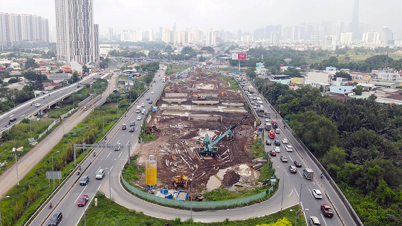 Nút giao An Phú, thành phố Thủ Đức (Thành phố Hồ Chí Minh) đang được gấp rút thi công. (Ảnh VŨ QUYỀN)