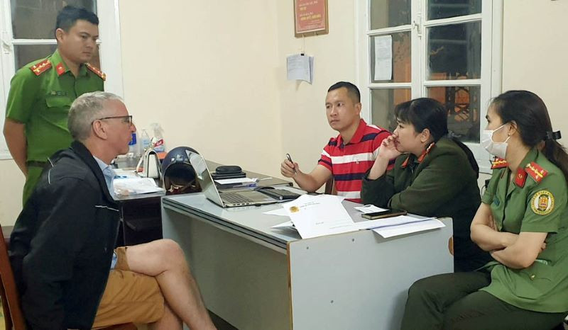 Nghi phạm Kenter JacoBus Johansen tại cơ quan điều tra.