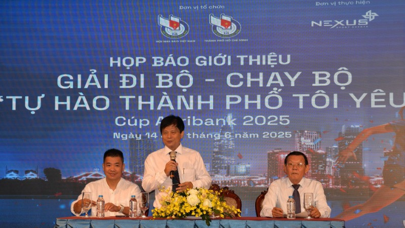 Đại diện ban tổ chức trao đổi thông tin tại buổi họp báo.