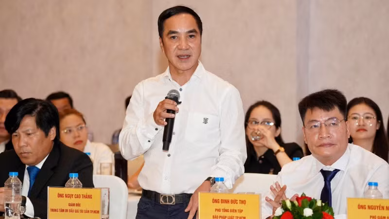 Ông Ngụy Cao Thắng, Giám đốc Trung tâm dịch vụ đấu giá tài sản Thành phố Hồ Chí Minh phát biểu tại hội thảo. (Ảnh: HUỲNH THƠ)