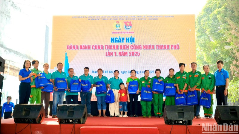 Các thanh niên, công nhân có hoàn cảnh khó khăn nhận quà từ ban tổ chức chương trình.