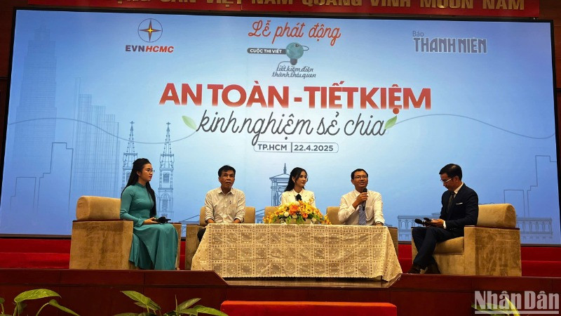 Đại diện Ban Tổ chức tọa đàm, trao đổi tại chương trình.