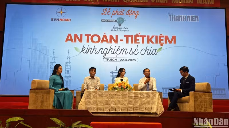 Đại diện Ban Tổ chức tọa đàm, trao đổi tại chương trình.