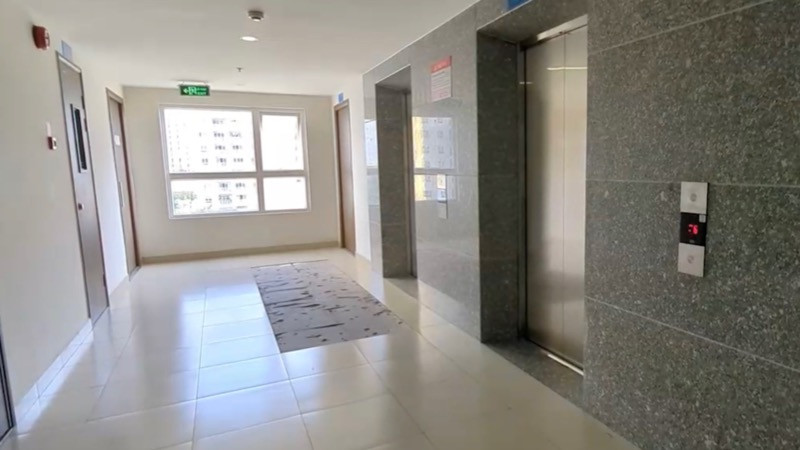 Gạch lót nền dọc hành lang của chung cư bị bong tróc