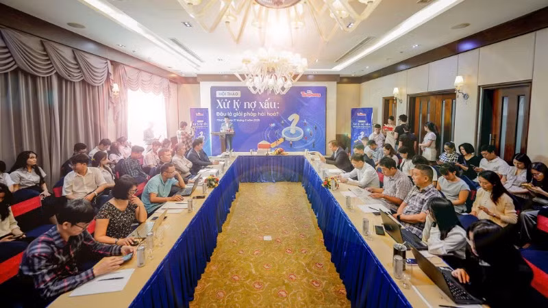 Các đại biểu dự hội thảo “Xử lý nợ xấu: Đâu là giải pháp hài hòa”. (Ảnh: Báo Tiền Phong)