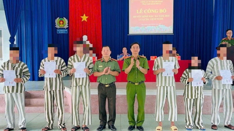 Công an Thành phố Hồ Chí Minh trao quyết định đặc xá cho các phạm nhân tại Trại tạm giam Bố Lá. (Ảnh: Công an cung cấp)