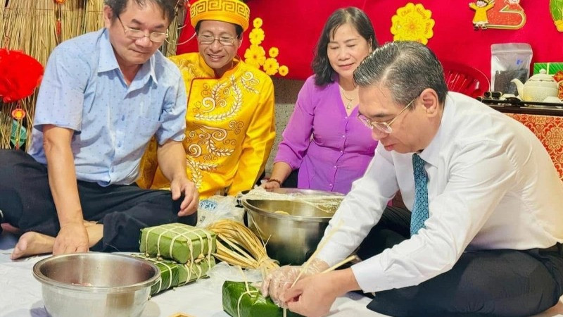Lãnh đạo Thành phố Hồ Chí Minh tham gia gói bánh chưng cùng người dân thành phố trong dịp Tết cổ truyền dân tộc