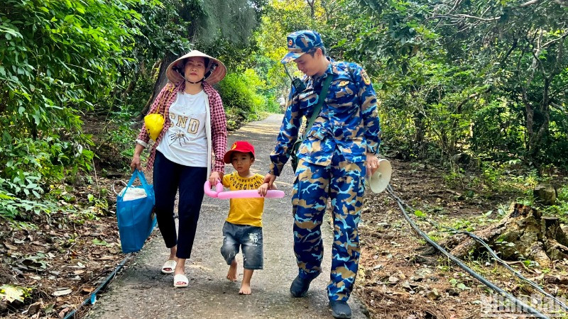 Mối tình quân dân luôn rất đỗi thiêng liêng, cao quý trên biển, đảo quê hương.