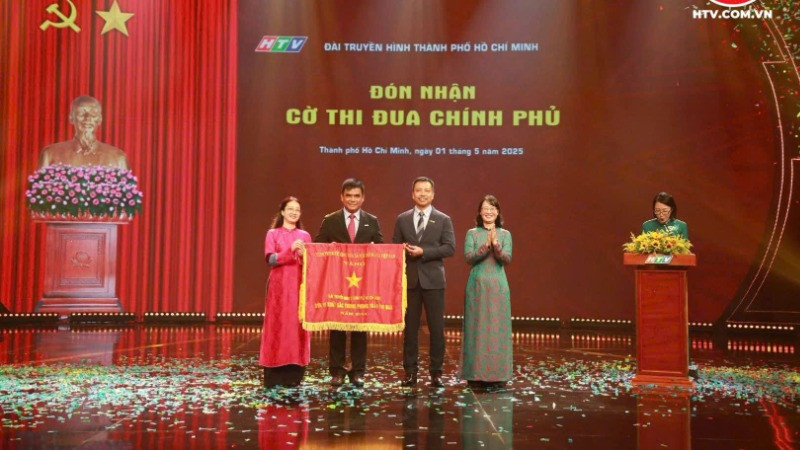 Tập thể Đài truyền hình Thành phố Hồ Chí Minh vinh dự đón nhận Huân chương Lao động hạng Nhất.