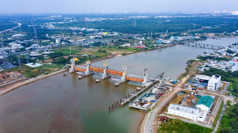 Một cống ngăn triều trong Dự án Giải quyết ngập do triều khu vực Thành phố Hồ Chí Minh.
