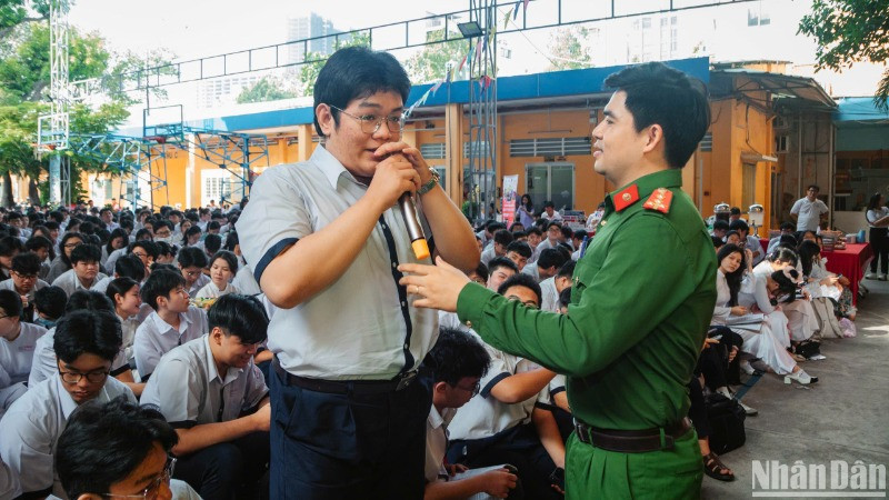 Các em học sinh giao lưu với cán bộ công an tại chương trình.