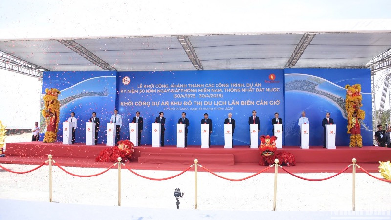 Các đồng chí lãnh đạo Đảng và nhà nước, lãnh đạo Tập đoàn Vingroup nhấn nút phát lệnh khởi công dự án.
