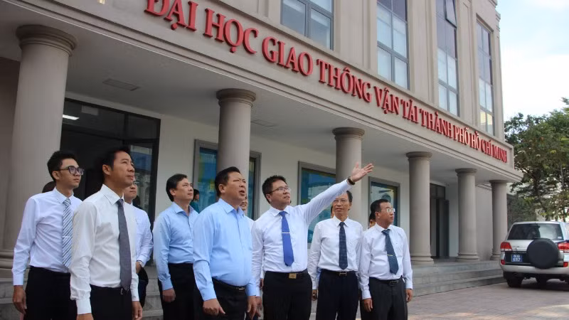 Lãnh đạo nhà trường giới thiệu về hệ thống cơ sở vật chất, công tác đào tạo, nghiên cứu khoa học với lãnh đạo Bộ Giao thông vận tải.