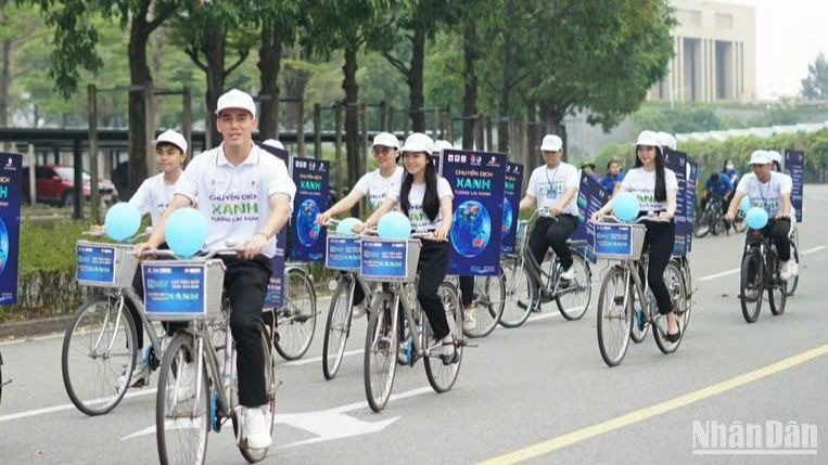 Tuyển thủ bóng đá quốc gia Nguyễn Tiến Linh tham gia đạp xe tuyên truyền tiết kiệm điện.