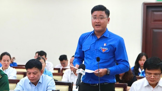 Các đoàn viên, thanh niên thành phố chia sẻ nhiều ý kiến tâm huyết, thẳng thắn với lãnh đạo thành phố.
