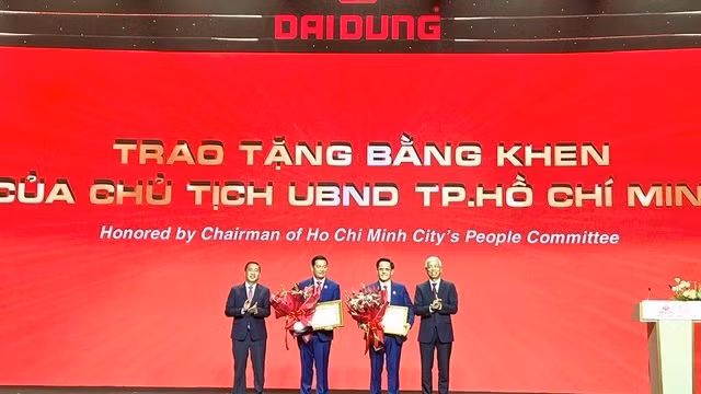 Lãnh đạo thành phố trao Bằng khen về những đóng góp tích cực của Tập đoàn Đại Dũng đối với sự nghiệp phát triển của Thành phố Hồ Chí Minh.