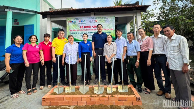 Tuổi trẻ thành phố phối hợp với các đơn vị khởi công xây dựng nhà đại đoàn kết cho một hộ dân tại huyện Bình Chánh