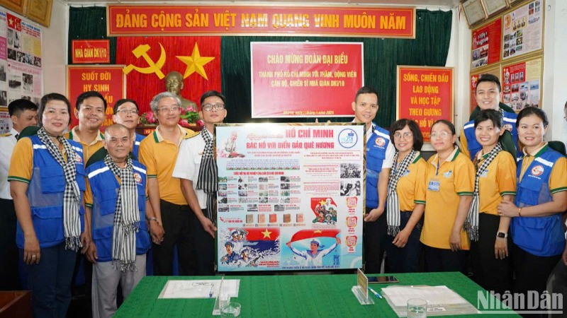 Nhân dân Thành phố Hồ Chí Minh trao Không gian văn hóa Hồ Chí Minh đến cán bộ, chiến sĩ nhà giàn DK1/10.