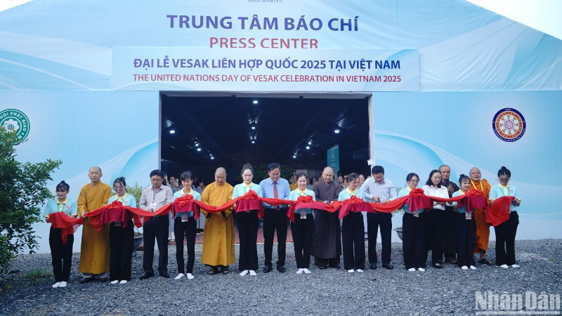 Các đại biểu cắt băng khánh thành Trung tâm Báo chí phục vụ công tác tuyên truyền Đại lễ Vesak 2025.