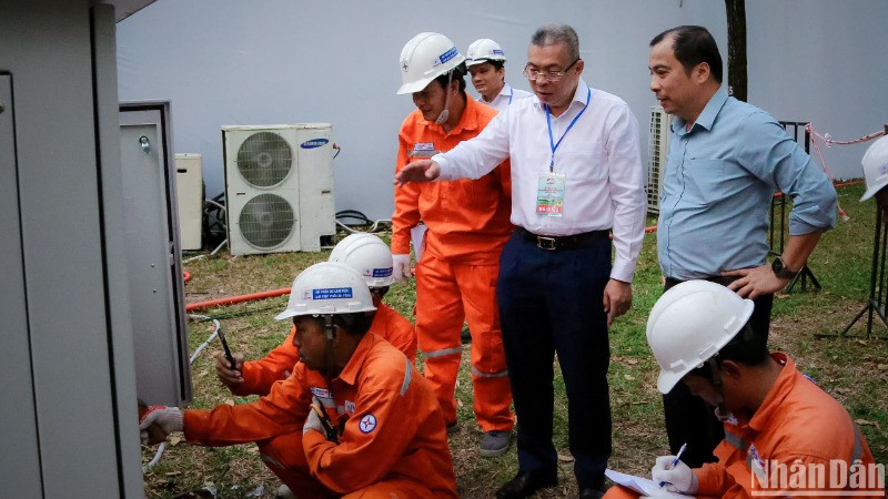 Lãnh đạo Tập đoàn Điện lực Việt Nam kiểm tra công tác cấp điện cho đại Lễ 30/4 của ngành điện Thành phố Hồ Chí Minh.