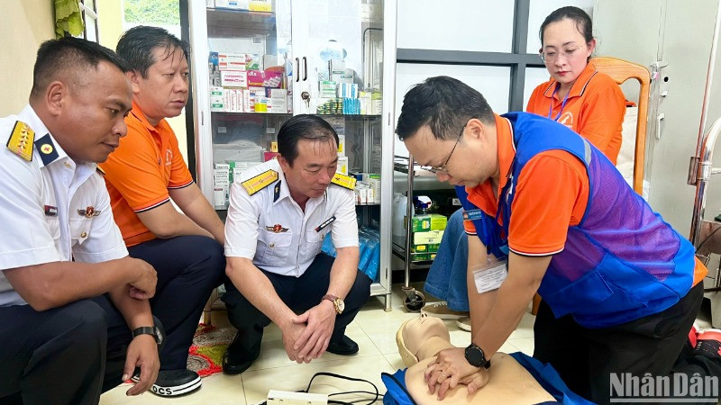 Bác sĩ Nguyễn Duy Long, Giám đốc Trung tâm cấp cứu Thành phố Hồ Chí Minh hướng dẫn quân y đảo Hòn Khoai phương pháp sơ cấp cứu.