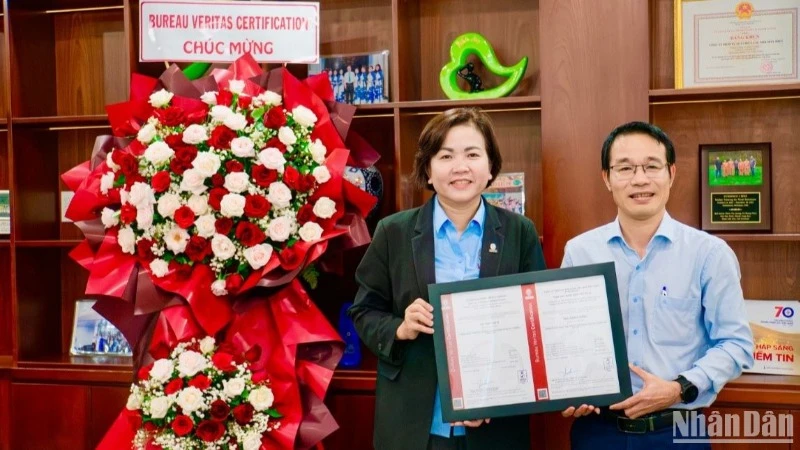 Ông Trần Mạnh Hà. Phó Giám đốc EPS nhận chứng nhận ISO từ tổ chức BVC.