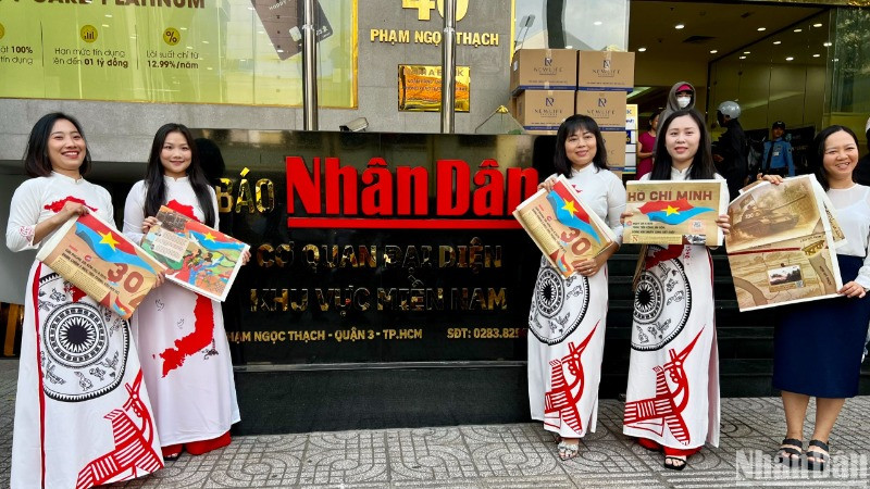 Bạn đọc nhận phụ san đặc biệt và check in tại Cơ quan đại diện khu vực miền nam.