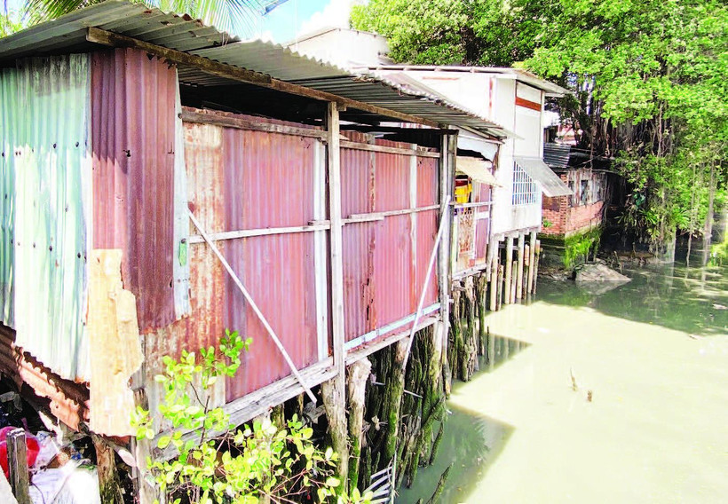 Nhà ở ven sông của người dân tại khu vực Kênh Đôi, Quận 8 thường xuyên bị ô nhiễm môi trường nghiêm trọng.