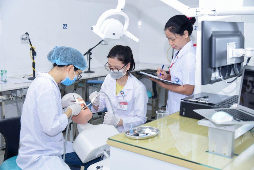 Hướng dẫn sinh viên chuyên ngành răng hàm mặt Trường đại học Y Hà Nội thực tập trên mô hình mô phỏng hàm răng người.