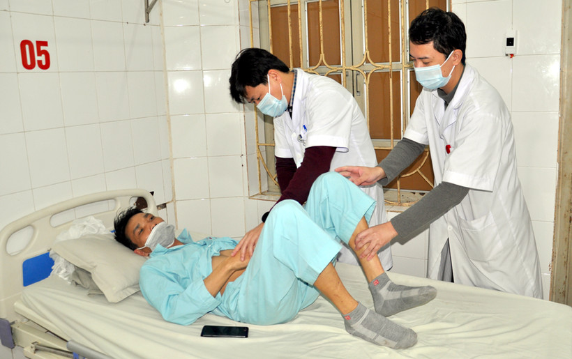 Khám bệnh tại Bệnh viện đa khoa tỉnh Yên Bái. (Ảnh THANH SƠN)